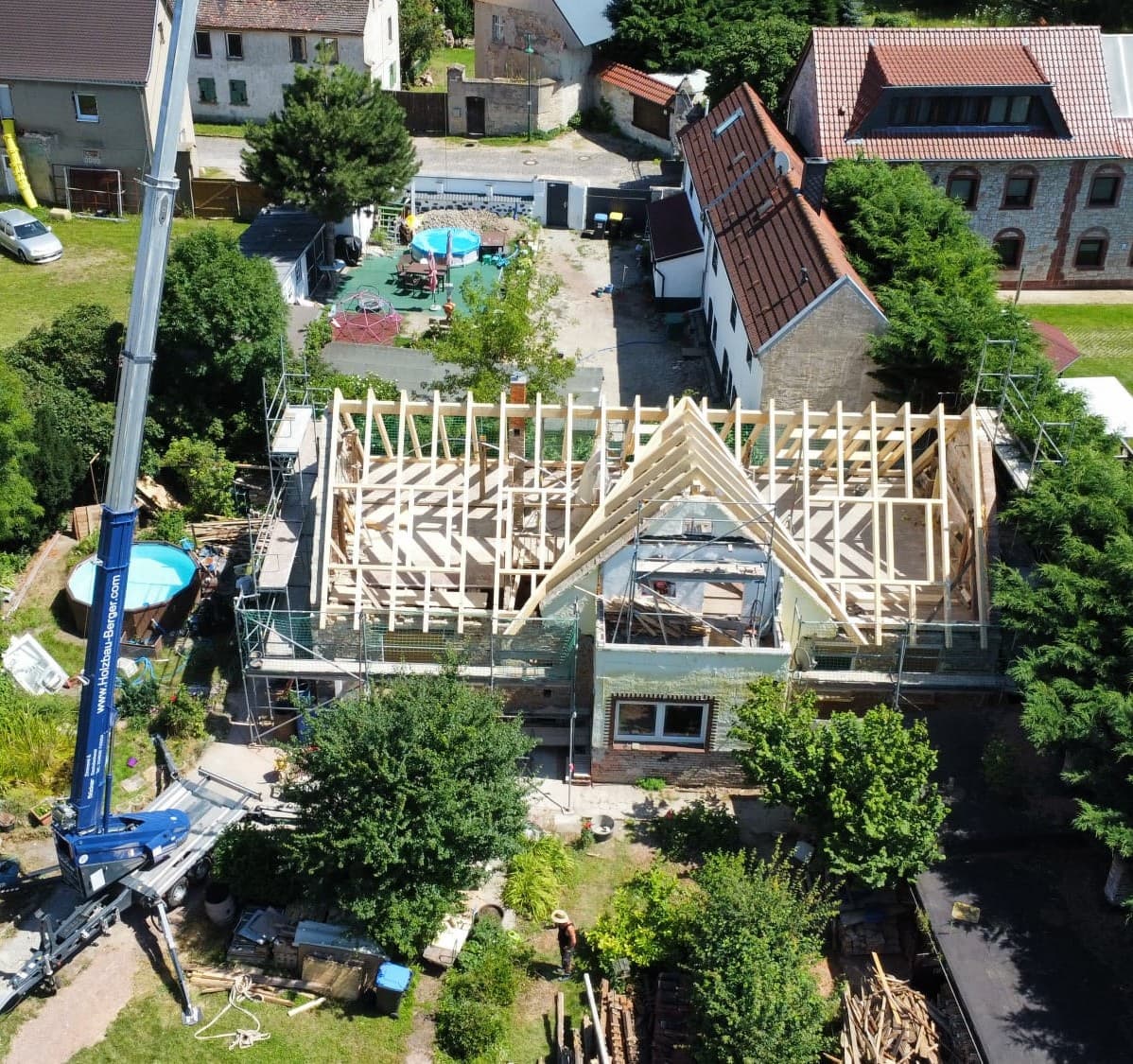 Kran beim Aufbau eines Dachstuhls — Holzbau Berger Teutschenthal