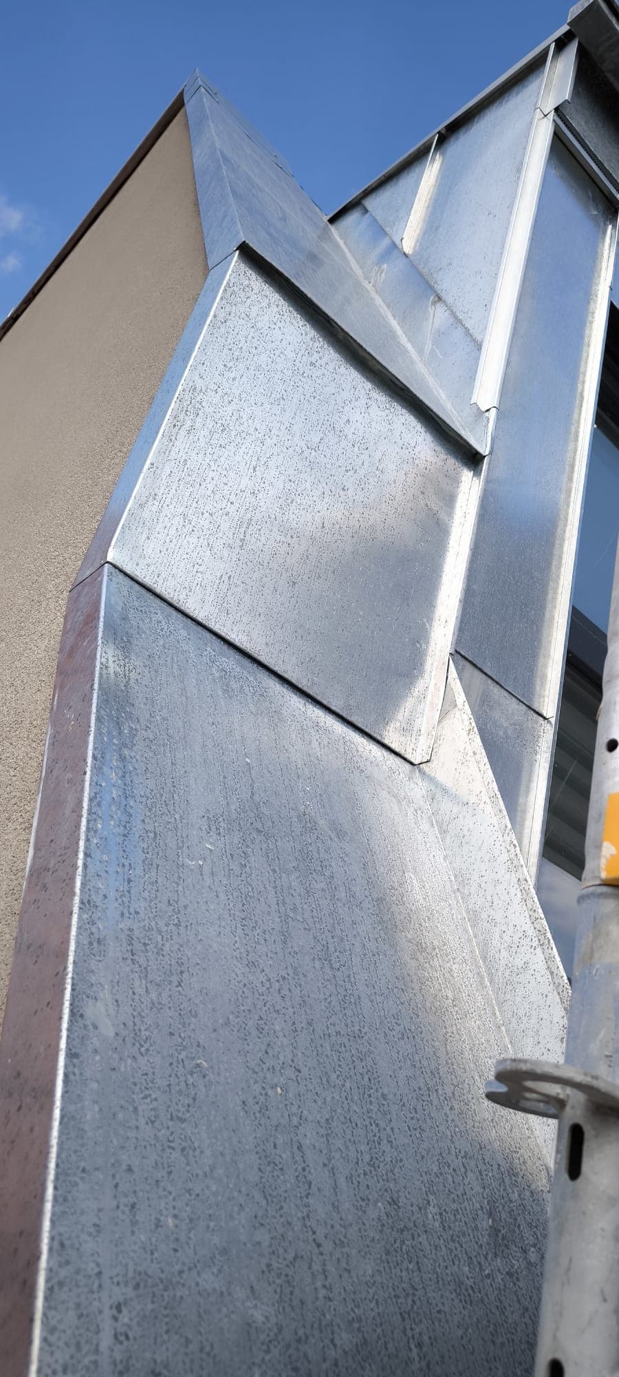 Präzise Zinkverkleidung — professionelle Spenglerarbeit