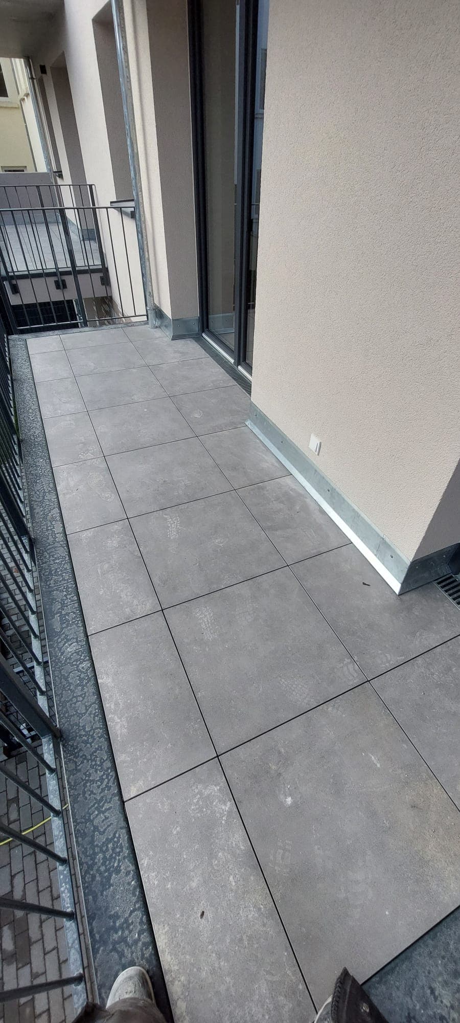 Balkon mit Metallgeländer — normgerechte Absturzsicherung